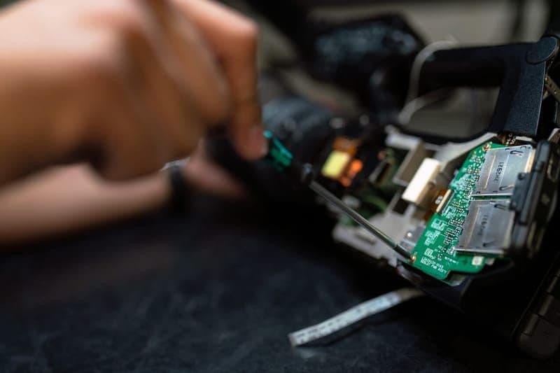 Technicien réalisant l'entretien d'une pompe à chaleur