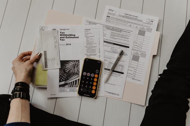 Logo MaPrimeRénov' avec calculatrice et documents d'aides